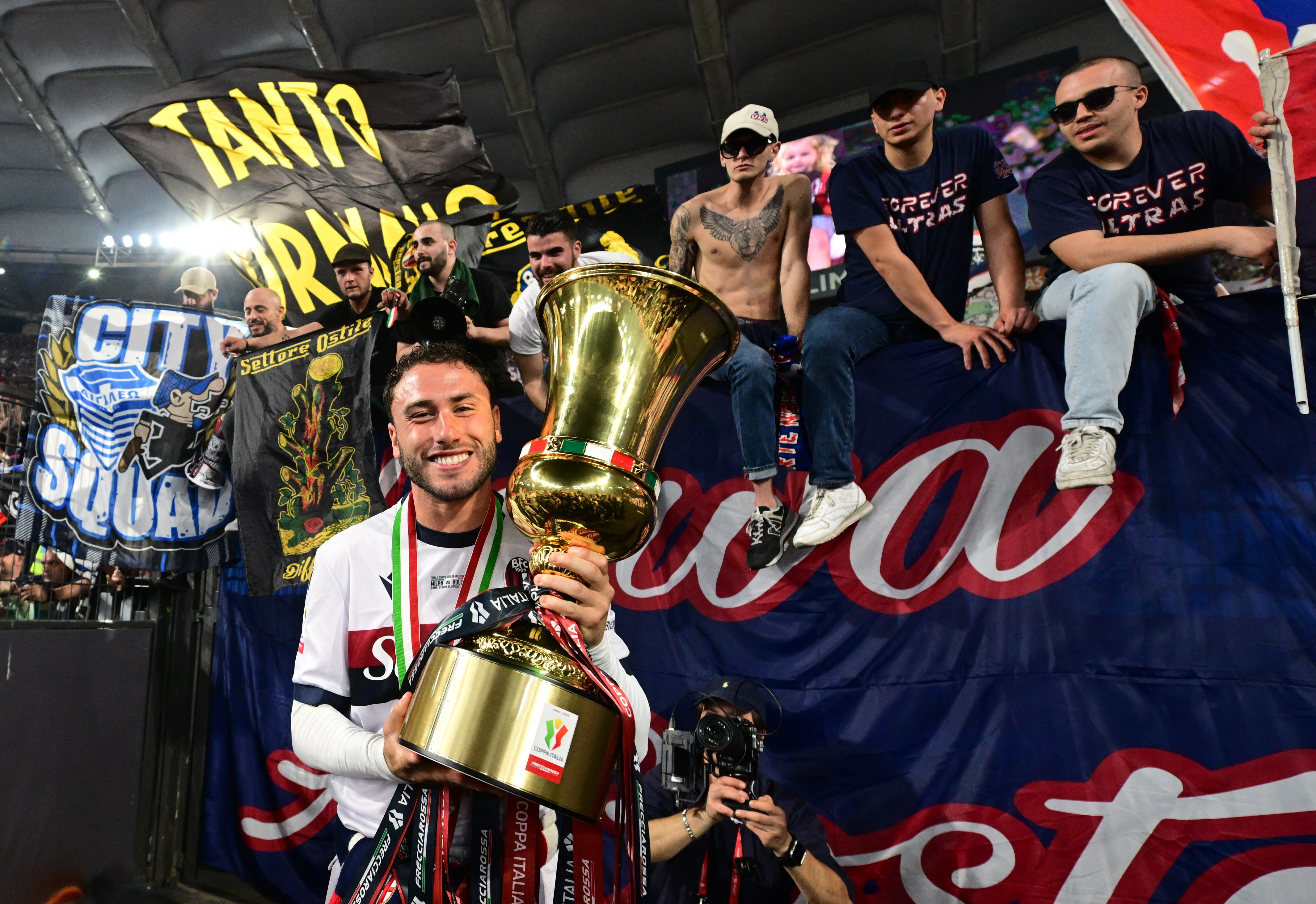 记者：前米兰队长卡拉布里亚周日接受帕纳辛纳科斯体检，签约3年