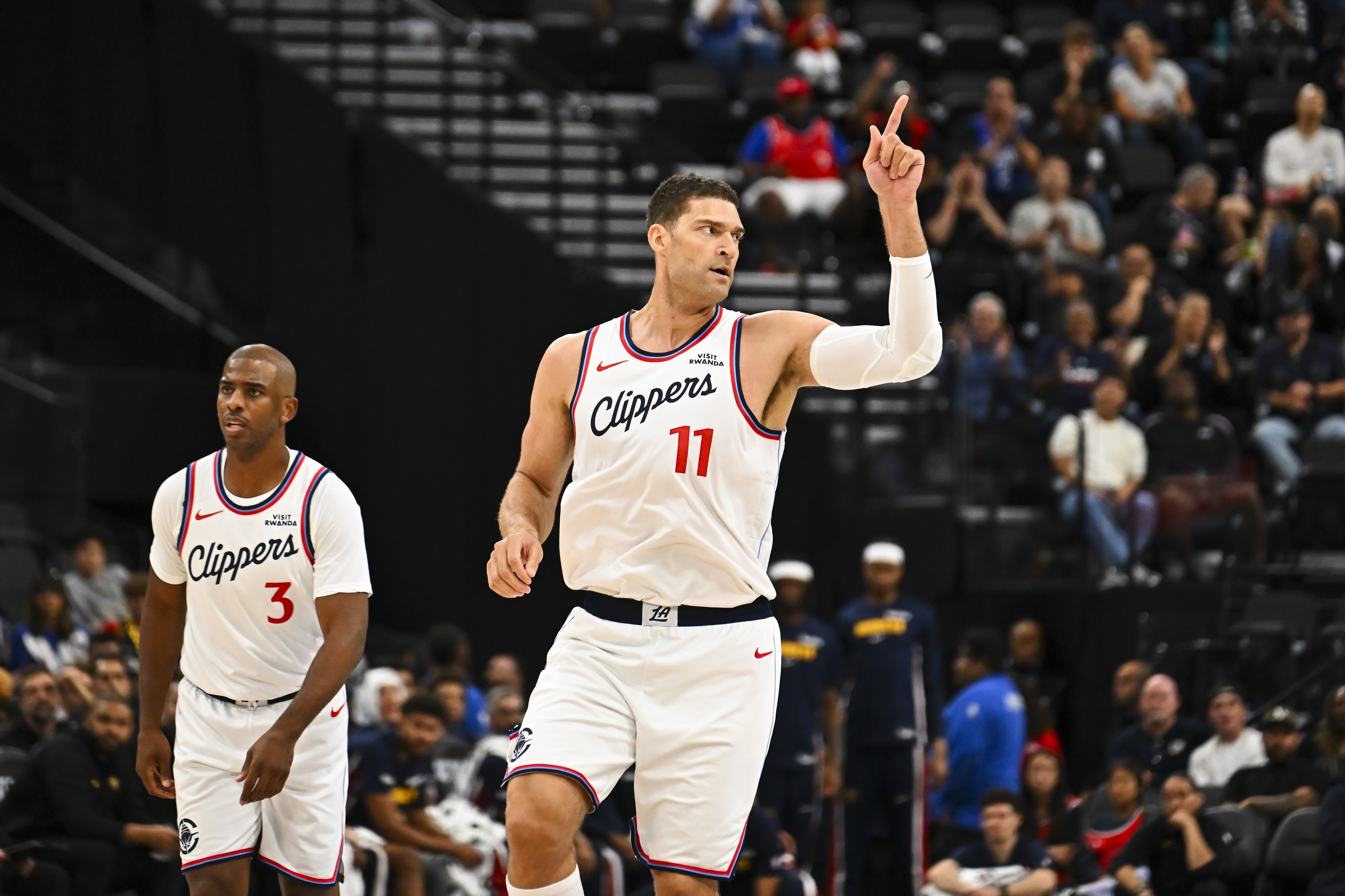 老炮真香！保罗上半场串联替补9分钟9助 全场正负值+24！