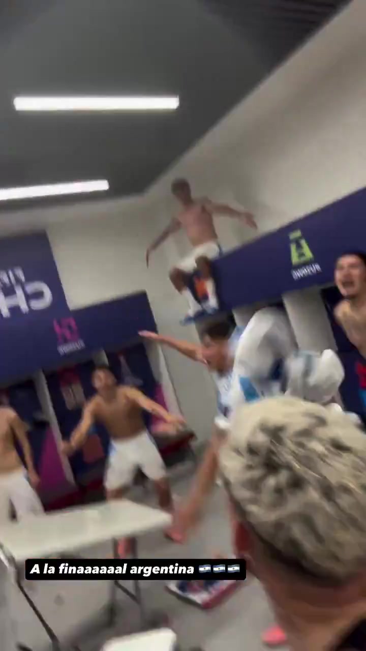 狂欢！阿根廷U20进入世青赛决赛，球员们在更衣室疯狂庆祝